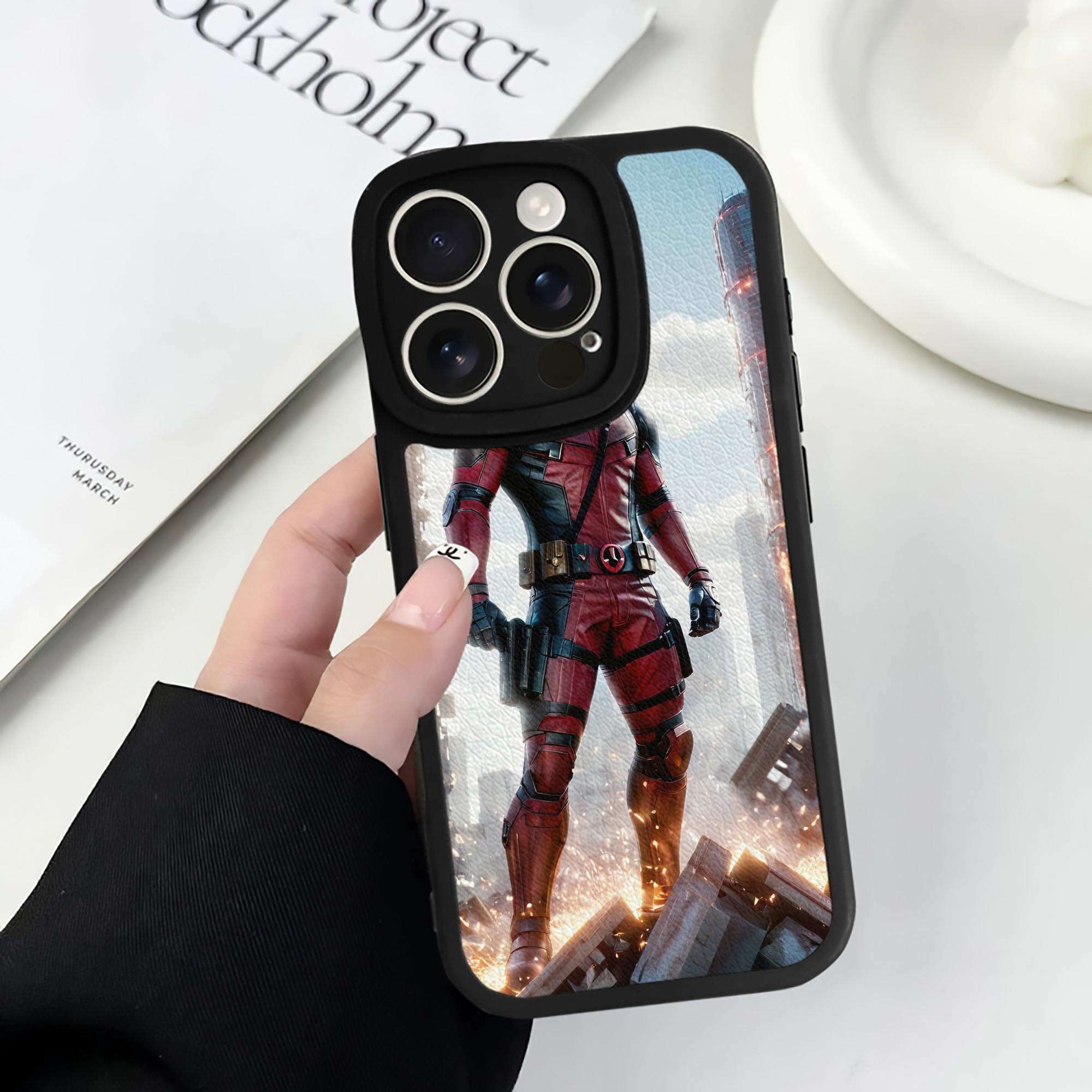 （画像用） Deadpool デッドプール 【iPhone 16シリーズ対応】シリコンスマホケース（レザー調） 材質：シリコン